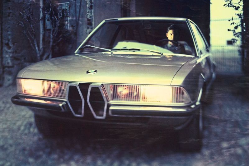 Tatsächlich handelt es sich um das Remake einer Bertone-Studie aus der Feder des Altmeisters Marcello Gandini, die 1970 auf dem Genfer Autosalon Premiere feierte. (BMW)