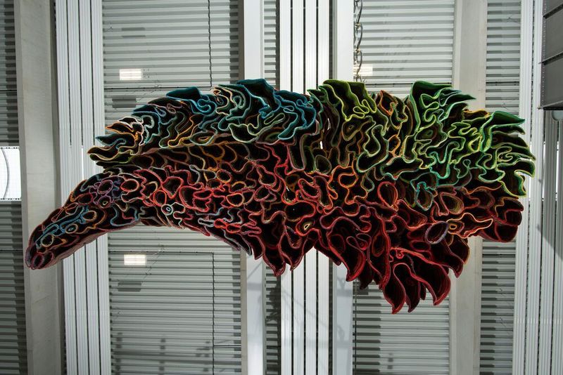 Die 3D-gedruckte Raumskulptur aus unterschiedlich großen, wabenartig angeordneten Röhren und Tuben wird als von der Decke hängendes, großformatiges Schallelement in den Räumlichkeiten des privaten Auftraggebers installiert. (Martin Hangen)