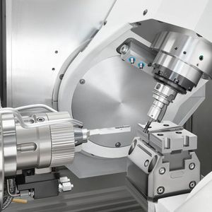 Schnelligkeit und mikrometergenaue Präzision beim 6-Seiten-Komplettbearbeiten ab dem ersten Teil gelingt nach Aussage der Chiron Group mit der Maschine FZ 08 S mill turn precision+, die ebenfalls zur EMO 2023 gezeigt wird.(Bild:  Chiron Group)
