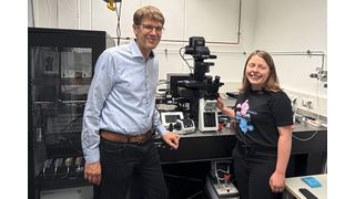 Prof. Dr. Simon Ebbinghaus und Mailin Becker (r.) haben ein neues bildgebendes Verfahren entwickelt. (Bild: RUB, ehrstuhl für Biophysikalische Chemie)