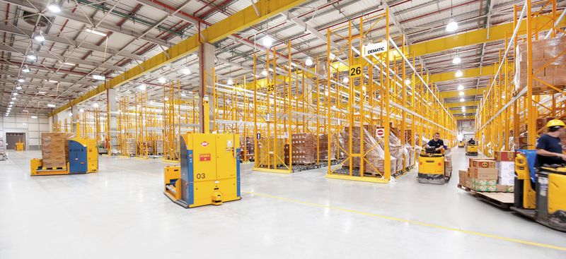 Die fahrerlosen Transportsysteme im Osem-Distributionszentrum bestücken die 1600 Stellplätze in den Kommissioniergassen mit den ausgelagerten Paletten.  (Bild: Dematic)