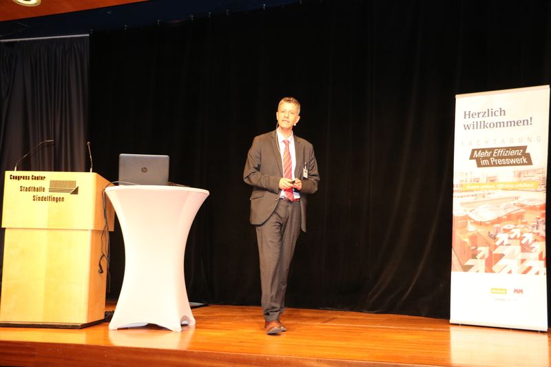 Die Veranstaltung wurde durch einen Keynote-Vortrag von Jean-Marc Saubiez, BMW Group, eröffnet. Deutlich undgut nachvollziehbar stellte er die Herausforderungen im Presswerk von heute vor. (Vogel Communications Group GmbH & Co. KG)