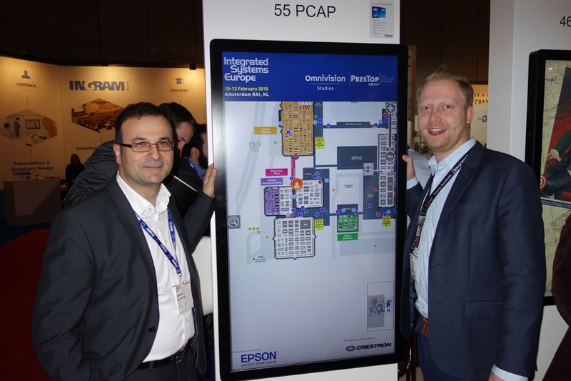 Den Hallenüberblick haben (l.) Erkan Sekerci, iiyama und Philipp Grüter, ALSO                               (IT-BUSINESS)