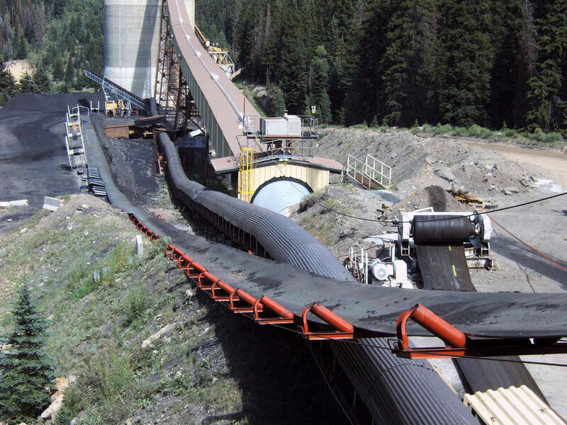 Fig. 13: Pulling the new pipe conveyor belt into te conveyor structure. (Contitech CBG)