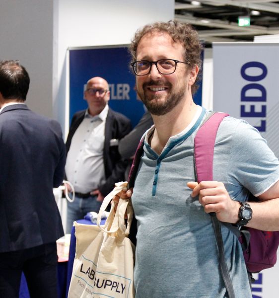 Besucherstimmen der LAB-SUPPLY Wien 2023Daniel Mascher, Pharm Analyt:  „Die Vorträge finde ich sehr spannend, die waren auch ganz oben auf meiner To-Do-Liste heute. Gerade habe ich mich z. B. über Pipetten und deren Genauigkeit informiert, also was sich bei den Anforderungen in letzter Zeit getan hat.“   Weitere Infos zu den kommenden LAB-SUPPLY-Messen finden Sie auf www.lab-supply.info.  (LABORPRAXIS, C. Lüttmann)