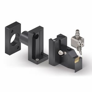 Arno Werkzeuge erleichtert das Drehen auch mit diesen Haltern. Die Werkzeuglänge kann der Bediener einfach über eine Distanzplatte regulieren. Diese muss nur über den Schaft des Grundhalters geschoben werden.(Bild:  Arno Werkzeuge)