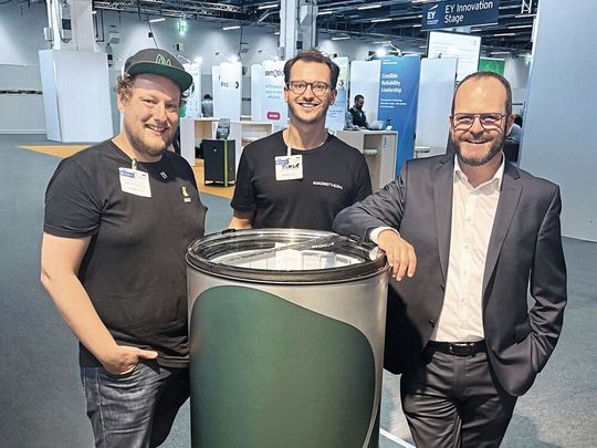 Dr. Maximilian Fries und Timur Sirmann von Magnotherm, Dr. Gunther Wobser, Geschäftsführender Gesellschafter von Lauda (v.l.) (Bild:  Magnotherm)