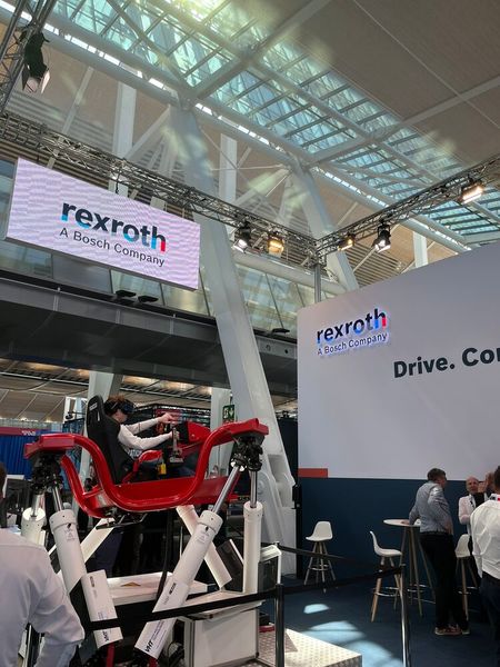 Rennsimulation am Stand von Rexroth (Bild: Vogel IT-Medien)