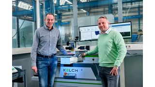 Schütte stellt Zerspanungswerkzeuge jetzt mit Kelch-Technik ein. Von links: Frank Erbstößer (Schütte) mit Bastian Birkenfeld (Kelch) am Steuerpult des Werkzeugeinstell-Geräts Kenova set line H3. (Ch. Ahrens-Koeln)