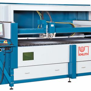 Bild 2: Ein Laser-Jet 2512 FL 2000: ein kompaktes Komplettsystem für den flexiblen Einsatz mit aufsitzendem Schutzgehäuse für das Schneiden mit Faserlasern, abgebildet mit heruntergelassenen Frontelementen zum Beladen der Arbeitsfläche.