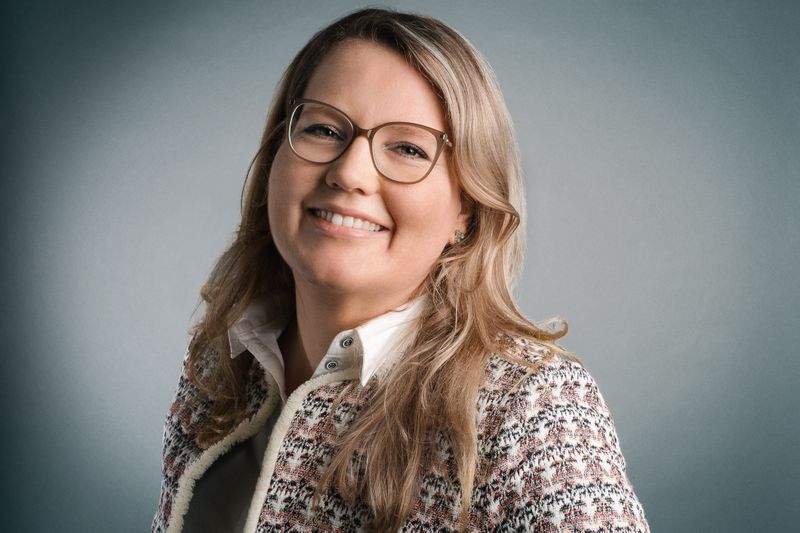 „Die Wirtschaft der Zukunft ist emotionaler. Das gilt nicht nur für die Mitarbeiterführung – auch im Marketing stehen zukünftig Menschen und Beziehungen im Mittelpunkt. Statt rationaler, anonymer Unternehmen, möchten Kunden wissen, mit wem sie es zu haben und welche Menschen hinter einem Unternehmen stehen. Menschliche Beziehungen sind die Basis für das Aufbauen von Vertrauen – besonders im Investitionsgüterbereich. In der Praxis bedeutet das, agieren Sie offen und transparent, statt sich kühl und hyper-professionell darzustellen. Gewähren Sie Einblicke in Ihren Unternehmensalltag. Vermeiden Sie Phrasen und unpersönliche Professionalität, sondern zeigen Sie Menschlichkeit und Emotionen. So erhöhen Sie das Vertrauen in Ihr Unternehmen und stärken die Bindung zu Ihren Kunden.“ Viktoria Schütz, geschäftsführende Gesellschafterin der DEGUMA-SCHÜTZ GmbH (Bild: Ralph Pache)