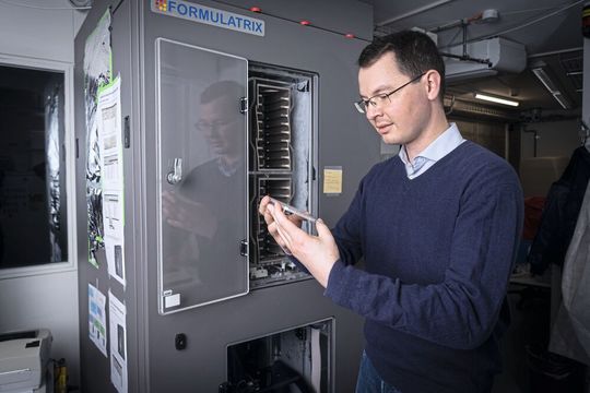 Sind Kristalle gewachsen oder nicht? Tobias Mühlethaler prüft in der Kristallproduktionsstätte des PSI seine Proteinlösungen. Sind Kristalle gewachsen oder nicht? Tobias Mühlethaler prüft in der Kristallproduktionsstätte des PSI seine Proteinlösungen.