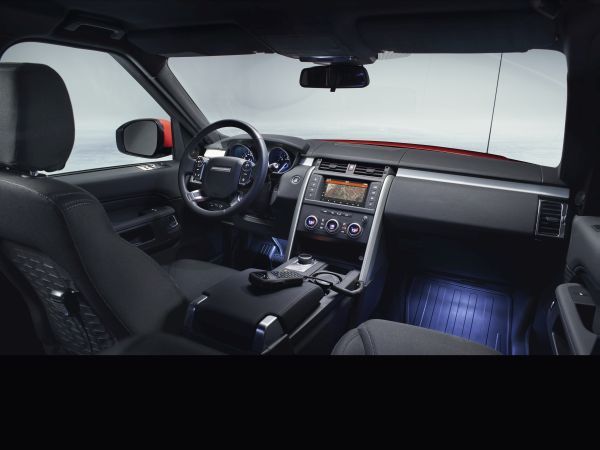 Die Drohne selbst wird über eine Tablet-App gesteuert. Damit können die Helfer in der sicheren Umgebung des Discovery bleiben, während die Drohne die Verhältnisse aus der Luft erkundet. (Bild: Land Rover)