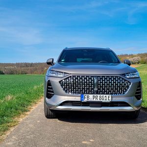 1. Die Optik: Der große Kühlergrill macht schon was her. Insgesamt steht der Wey 05 beeindruckend da – aber auch sehr gediegen und etwas altbacken. Aufregend ist definitiv anders.(Bild:  Wehner - VCG)