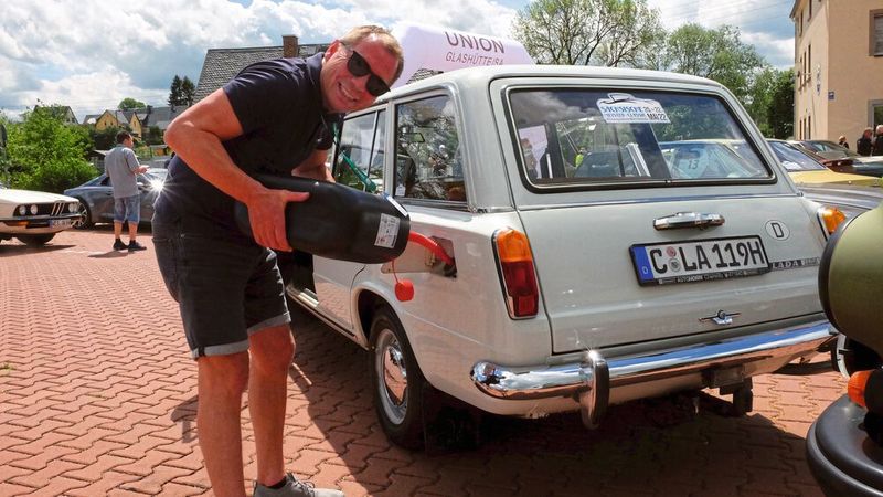 Nachtanken: Alexander Horn mit seinem Lada 2102 Kombi, Baujahr 1984. (Bild: Zietz/»kfz-betrieb«)