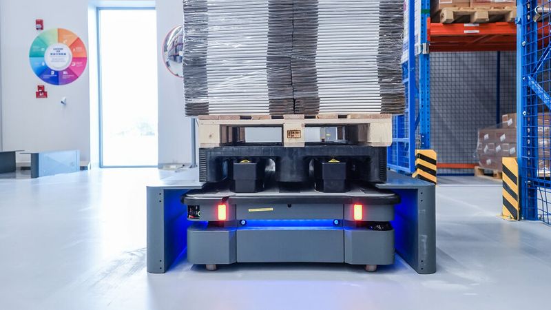 Mithilfe der Vorrichtung Mir Pallet Rack können die Roboter Paletten eigenständig aufnehmen und abladen (Bild: Novo Nordisk)