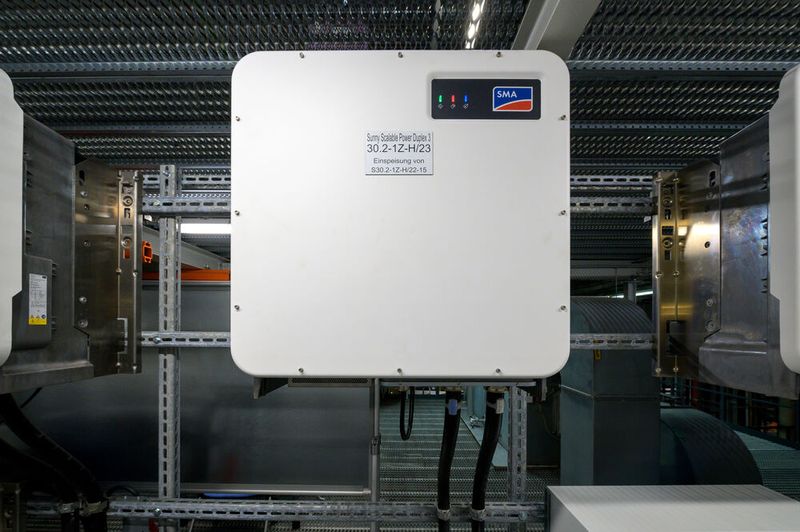 Solar inverters at the BMW Group plant in Dingolfing (Bavaria). (Image:Lapp)