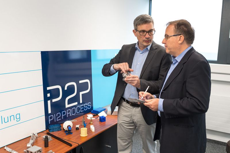 Pietro Pignatiello, CEO Pi2Process AG, und Thomas Burkhardt, Account Manager GIA Informatik AG, im Gespräch über die neue Technologie 3D-Hybrid Additive Manufacturing. (GIA Informatik AG)