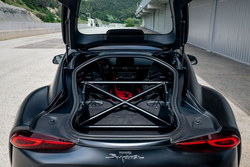 Auf der Rennstrecke fährt sich die Über-Supra nah an einem Rennwagen. (Bild: Toyota)