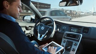 Gewaltige Datenmengen durchfluten die Bordelektronik, damit ein Auto autonom fahren kann. Auch heikle, personenbezogene Daten. Noch fehlen Regularien bei Datenschutz und Verantwortlichkeit. (Foto: Volvo)