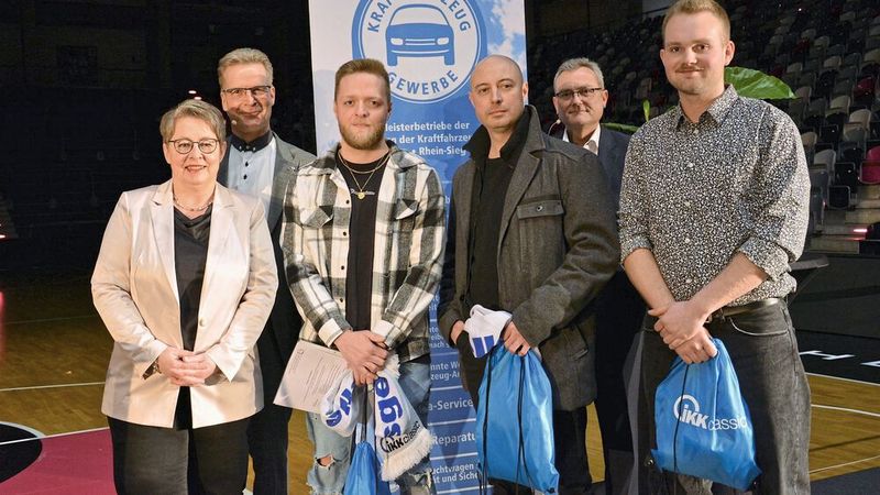 Freude bei der Kfz-Innung Bonn Rhein-Sieg. Obermeister Andreas Frank lobte die neuen Gesellen: „Sie haben mit Ihrer Ausbildung die richtige Wahl getroffen.“ Mit dem erfolgreichen Abschluss einer Ausbildung im Kfz-Handwerk hätten sie nicht nur ein grundsolides Fundament für ihren weiteren Lebensweg gelegt, sondern auch viele Möglichkeiten, sich weiterzuentwickeln. Insgesamt standen 120 strahlende Gesellen bei der Lossprechung der Kfz-Innung im Mittelpunkt. Im Telekom Dome feierten sie mit Freunden, Familien und den Betrieben den Erhalt ihres Gesellenbriefes: Nun sind sie Kfz-Mechatroniker oder Karosserie- und Fahrzeugbauer. Glückwünsche kamen auch vom Hauptgeschäftsführer der Kreishandwerkerschaft Bonn Rhein-Sieg, Oliver Krämer. Das Foto zeigt die Innung und die IKK mit den Prüfüngsbesten (v. l.): Ines Reuther, IKK classic, Obermeister Frank, Ben Breuer,  Dimitri Moltschanow, Hauptgeschäftsführer Oliver Krämer und Niklas Barlog. (Bild: KHS Bonn-Rhein-Sieg)