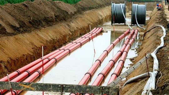 Gute Nachrichten für die Energiewende! Denn der Bundesverband der Deutschen Industrie (BDI) hat eine Studie durchführen lassen. Die Ergebnisse zeigten deutlich, dass die Energiewende durch die richtige Strategie wesentlich billiger kommen kann, als die Politik erwartet.(Bild:  Schaufelparadies)