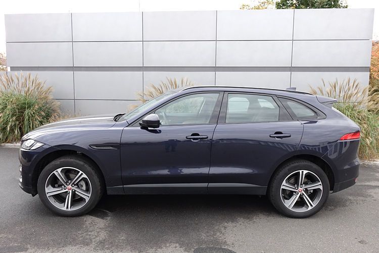 Die Form des Jaguar F-Pace ist insgesamt sehr sportlich und fließend gewählt. Ohne den Diffusor könnte das SUV sogar ein geräumiges Coupé sein. (Jens Scheiner)