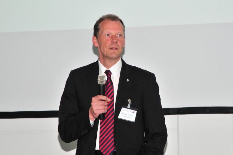 Gerhard Oldiges, Leiter Qualifizierung Technik bei VW, begrüßte als Hausherr die Gütegemeinschaften im neuen VW-Qualifizierungszentrum in Ludwigsfelde bei Berlin. (Foto: Schmidt)