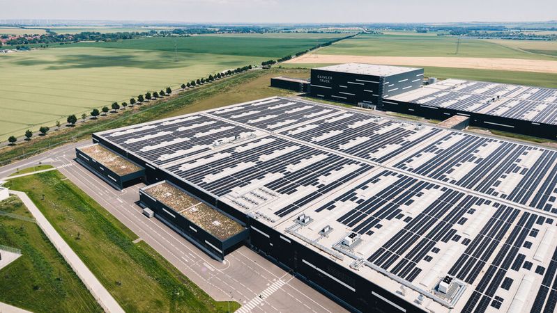 Der Neubau im Industriepark Ost von Halberstadt bietet rund 260.000 Quadratmeter Logistkfläche.(Bild:  Daimler Truck AG)
