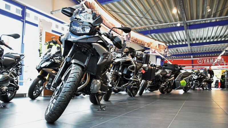 Motorräder bei einem Händler (Symbolbild): Leistungsstarke Motorräder stehen in Deutschland weiter im Mittelpunkt – aber auch 125er sind sehr erfolgreich. 