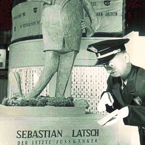 Auf dem NSU-Messestand auf der IFMA (Internationale Fahrrad- und Motorrad-Ausstellung) in Frankfurt am Main steht im Oktober 1953 neben der neuen NSU Quickly eine Pappfigur, darunter die Aufschrift: „Sebastian Latsch, der letzte Fußgänger“.(Bild:  Audi AG)