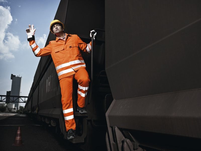 Markante Signalfarben. Reflektierende Streifen. Die Warnschutzkleidung von DBL erfüllt mit ihrem fluoreszierenden Material die Norm EN 471 – und mit der fachgerechten Pflege des textilen Dienstleisters langfristig ihre Schutzeigenschaften. (Bild: DBL)