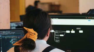 Beim Citizen-assisted Development liefern die Fachangestellten den Entwurf ihrer Anwendungen, die Developer setzen diesen dann um. (Bild: sigmund)