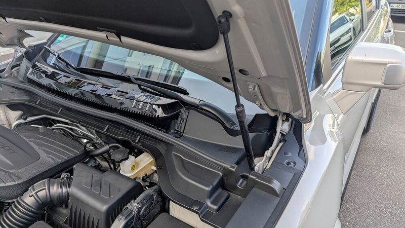 Immer erwähnenswert bei einem preisgünstigen Auto: Teleskopdämpfer statt Haltestange für die Motorhaube. (Bild: Rosenow – VCG)