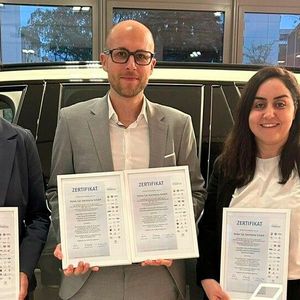 Freuten sich über die Zertifizierung (v.l.): Martina Maletz, Torben Meyer und Hanan Amaadacho von Volvo Car Germany. (Bild:  ZDK)