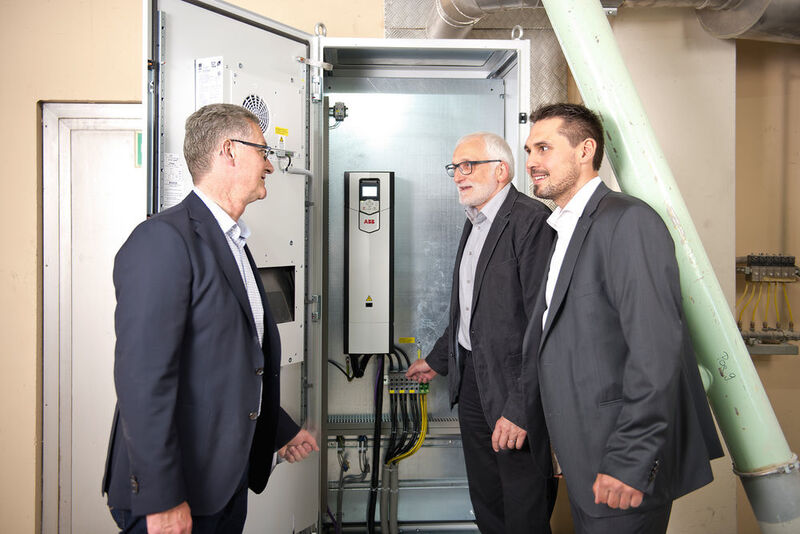 Viktor Borner, Peter Hofer und Patrik Herburger-Rauter vor dem Frequenzumrichter ACS880 von ABB. (Bild: ABB)