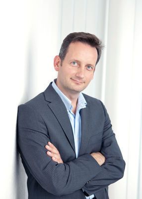 Arndt Bake, Chief Marketing Officer, Basler AG: „Die Embedded Vision Technologie reduziert die Hardware-Kosten von Bildverarbeitungssystemen signifikant. Dadurch wird die Bildverarbeitungstechnologie in vielen neuen Anwendungsbereiche zum Einsatz kommen, wo die Bildverarbeitungstechnologie bisher zu teuer war. Die Bildverarbeitung wird nun von einer Nischentechnologie zu einer Mainstream-Technologie werden.