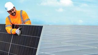 Moderne Solarmodule auf dem Firmendach können helfen, die Stromkosten im Unternehmen erheblich zu senken (Bild: littlewolf1989/Adobestock)