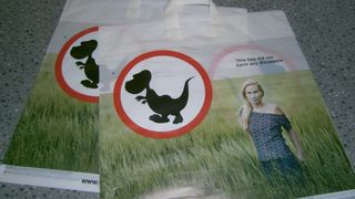 Werkstoff-Innovation Green-Bag: Weist die seit Ende Oktober produzierte 14-Liter-Kunststofftragetasche aus PLA (Polymilchsäure oder Polylactite) auch alle Vorzüge einer solchen aus den üblichen Polymeren auf, so ist sie jedoch vollständig biologisch abbaubar, wie der Green-Bag-Erfinder Dipl.-Ing. Lars Rominger, Geschäftsführer der Rominger Kunststofftechnik GmbH aus Edlibach (Schweiz), betont. (Bild: Königsreuther)