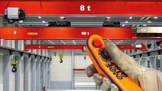 Das neu entwickelte Kran- und Maschinenbedienkonzept Radiomatic Pilot übernimmt vertraute Bewegungen aus dem Alltag in die industrielle Steuerungstechnik. (Bild: HBC-Radiomatic)