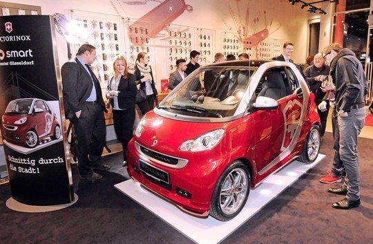 Viele Interessenten kamen zur Weltpremiere des limitierten Stadtflitzers. (Smart)
