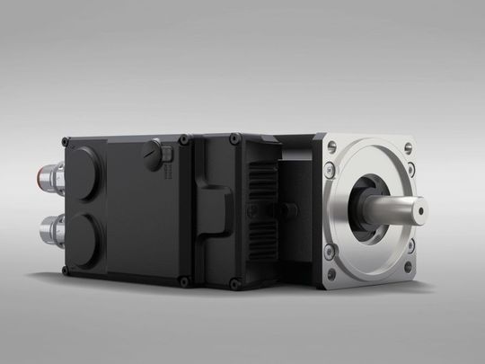 Der ihD-DT5 kombiniert Servowechselrichter und Motor zu einer kompakten Einheit, wodurch sich der Verkabelungsaufwand weiter minimiert.(Bild:  AMKmotion)