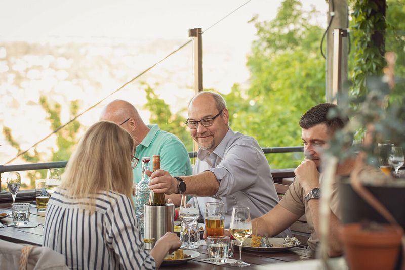 Anwenderkongress Steckverbinder 2023: Die Abendveranstaltung am Dienstag auf dem Nikolaushof mit Blick über Würzburg. (Bild: Stefan Bausewein)