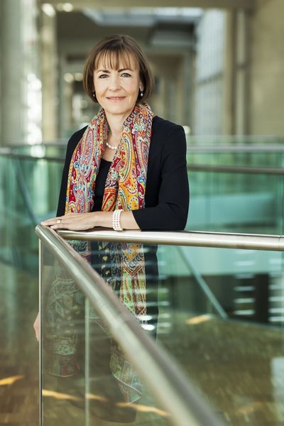 Dr. Bettina VolkensVorstandsmitglied und ArbeitsdirektorinRessort Personal und RechtGeb. 1963, JuristinBestellt bis: 30.06.2016Bei Lufthansa seit 2012 (Bild: Lufthansa)