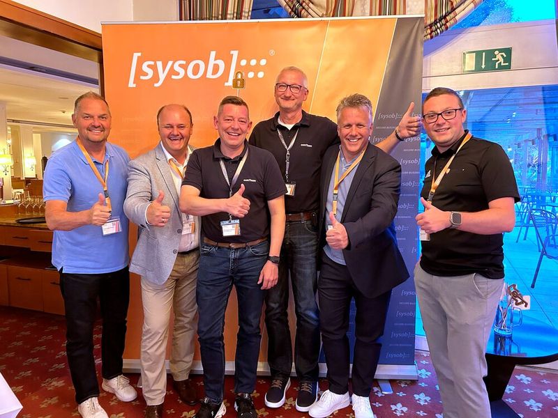Daumen hoch für dieses Gipfeltreffen: (v. l.) Thomas Peter (Reiner SCT), Markus Senbert (Sysob), Michael Seebach, Christian Hömer (beide ComTeam), Michael Schwidder (Sysob) und Philipp Sauter (Reiner SCT)  (Bild: Vogel IT-Medien)