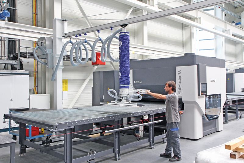 Zur kompletten Handhabungslösung gehört auch ein leichtgängiger Aluminium-Säulenschwenkkran mit ebenfalls 110 kg Traglast. (Schmalz)