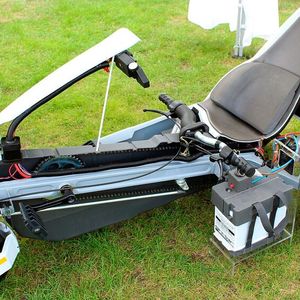 Angetrieben wird der C5 von einem Gleichstrommotor mit 250 W (0,34 PS), welcher über einen kurzen Zahnriemen und mit einem Freilauf versehen nur das linke Hinterrad antreibt und den man mit Pedalen unterstützen kann. In der Betriebsanleitung wird empfohlen, das Anfahren durch Pedalbetätigung zu unterstützen, um die Kohlebürsten des beim Start nur langsam drehenden Motors zu schonen. Den Motor liefert Polymotor, ein Tochterunternehmen von Philips. Ihn speist ein 12 V-Bleiakkumulator von Oldham Batteries mit einer Kapazität von 36 Ah. Insgesamt sollt der Sinclair C5 mit einer Batterieladung rund 32 Kilometer weit kommen. Die Höchstgeschwindigkeit beträgt 24 km/h.(Bild:  CC BY-SA 4.0 Prioryman)