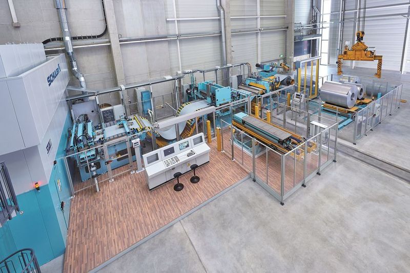 Die Experten von Daimler schneiden mit den beiden Schuler-Laseranlagen, wie es heißt, Außenhautplatinen für die Mercedes-Benz Kompaktwagen aus einem kontinuierlich laufenden Stahl- oder Aluminiumblech. (Schuler)
