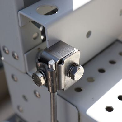 Die neue Anschlussklemme für Stahlträger von Dehn soll eine sichere Integration von Trägern, Blechen oder Profilen in Blitzschutz- und Potentialausgleichssysteme ermöglichen. (Bild: Dehn Se)