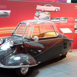 Der Messerschmitt-Kabinenroller war ein Rollermobil des deutschen Konstrukteurs Fritz Fend. Da diesem das Kapital fehlte, seine Produktion zu vergrößern, wandte er sich an Willy Messerschmitt. Der neu konstruierte Kleinstwagen hatte drei Räder und zwei hintereinander angeordnete Sitze, sodass ein ungewöhnlich schmaler, aerodynamisch günstiger Fahrzeugkörper gestaltet werden konnte. Die beiden Vorderräder waren lenkbar. Der Motor war im Heck des Fahrzeugs eingebaut und trieb das Hinterrad an.(Bild:  Dominsky – VCG)